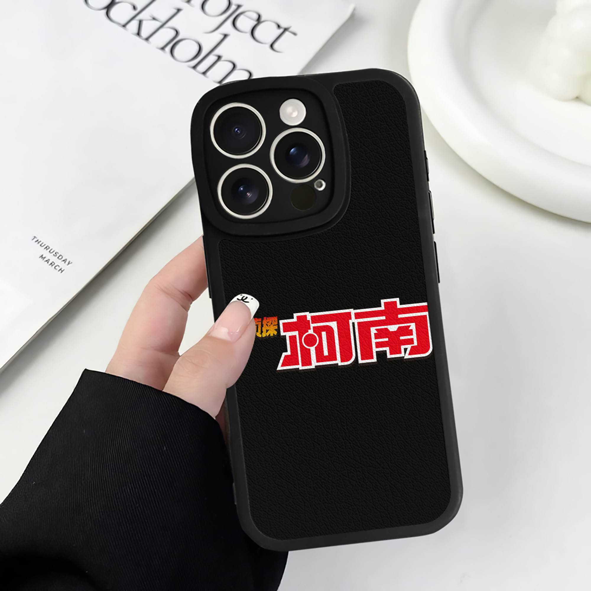 （画像用） 名探偵コナン Detective Conan 【iPhone 16シリーズ対応】シリコンスマホケース（レザー調） 材質：シリコン